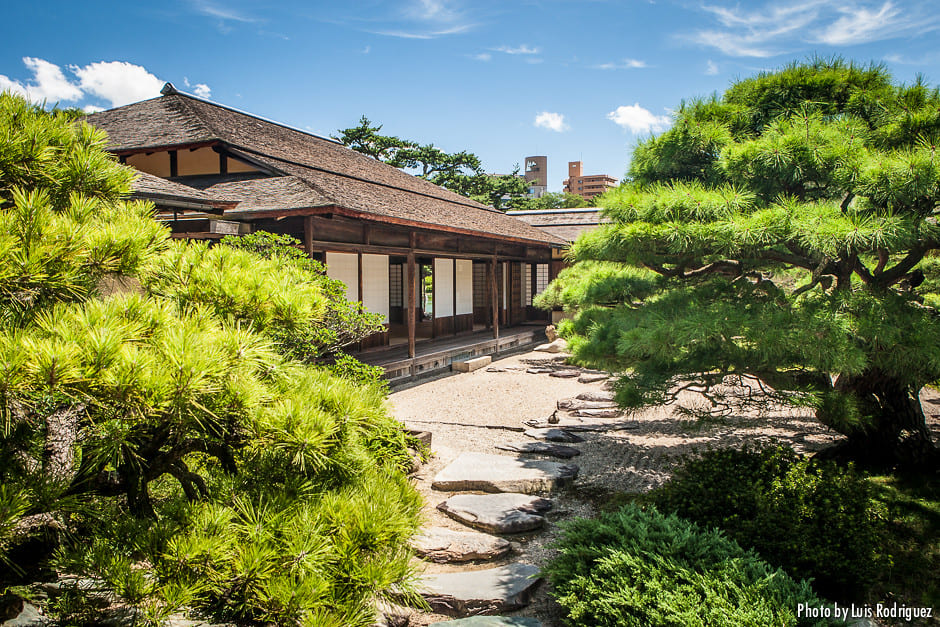 Acceso a la casa de té de los jardines Ritsurin de Takamatsu